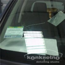 Волнистая трещина на стекле автомобиля