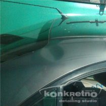 Вмятина на задней правой стойке