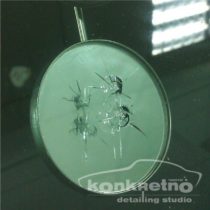Двойные большие сколы на стекле автомобиля