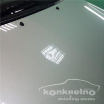 Вмятина на капоте автомобиля