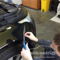 Процесс оклейки защитной пленкой бампера