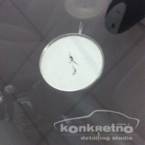 Маленький скол на стекле